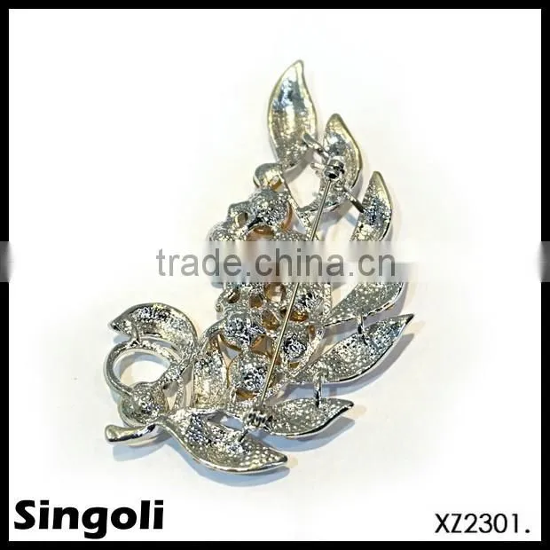 Trendy 2014 fashion rhinestone small brooch
