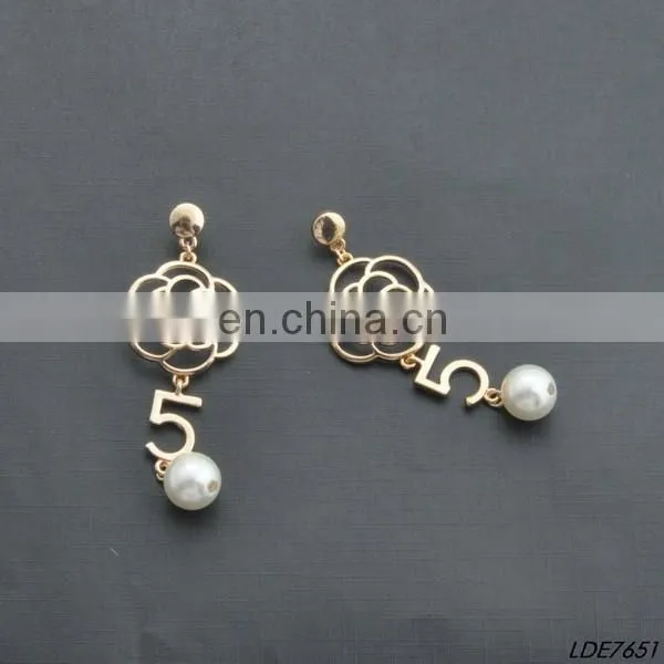 Gold ear tops designs hot wholesale chic gold delicate diamante flower bridesmaid wedding double sided pearl stud earrings