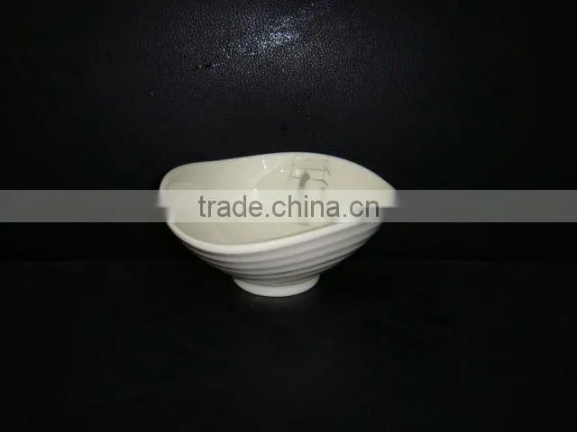 White round melamine saucer with logo inside