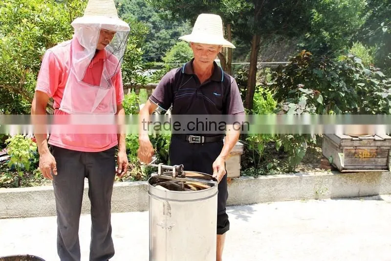 Automatic turn over honeycomb honey extracting machine