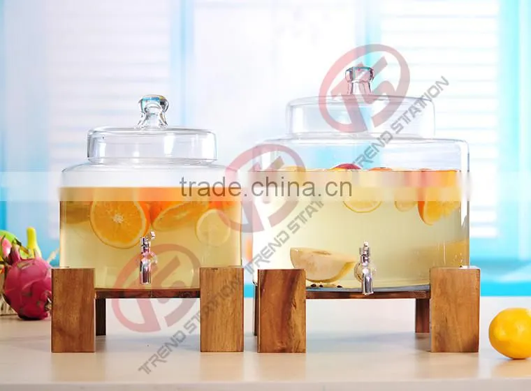 Glass beverage dispenser, glass drink dispenser with tap