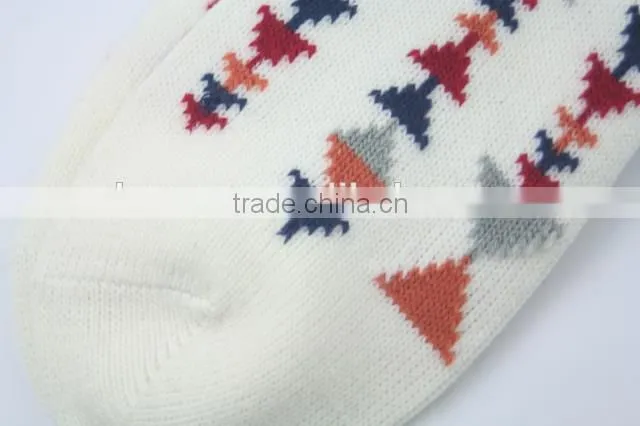 Wholesaler cheap price bright color jacquard cotton socks