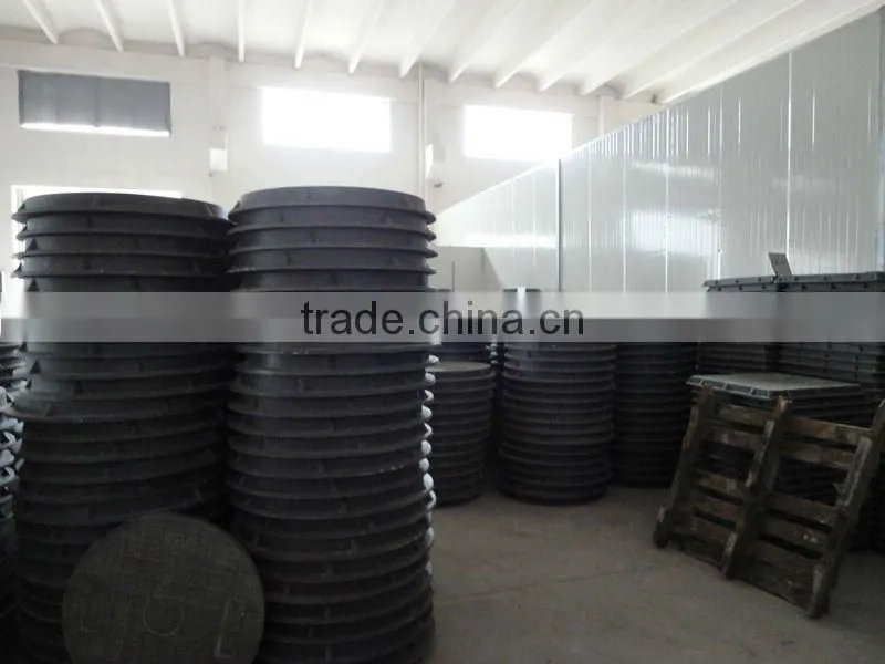 Double seal round cast iron manhole cover