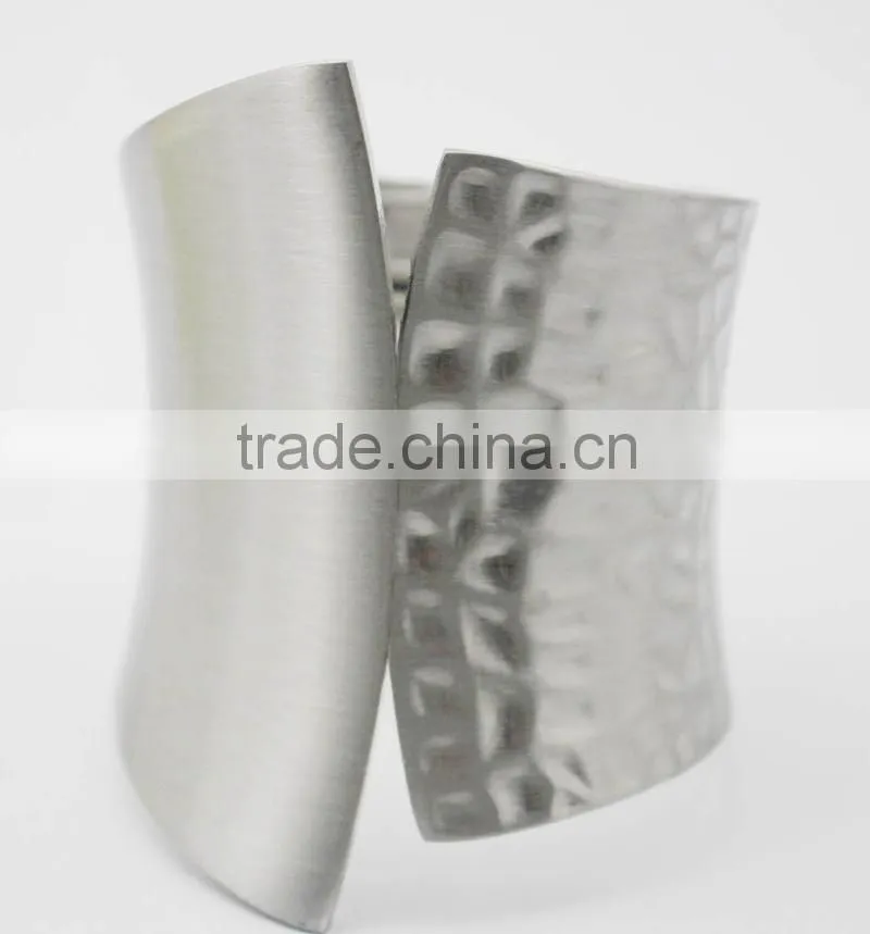 wholesale High Quality Hammered Craft Metal Jewelry Wide Cuff Bangles