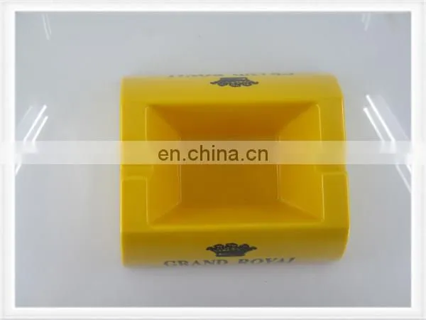 Portable ashtray pocket ashtray plastic ashtray in square design red color pass REACH