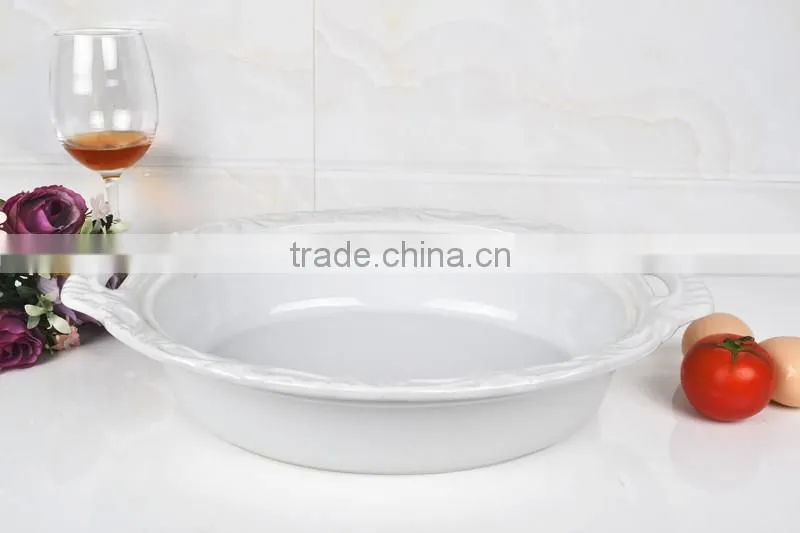 15" Oval ceramic baking dish with lid