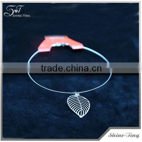 concise steel wire choker necklace with leaf shaped metal pendant for women