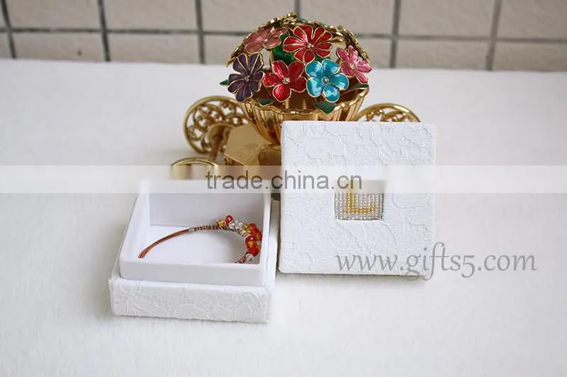 Elegant unique cardboard jewelry gift boxes with beaded name plate of L