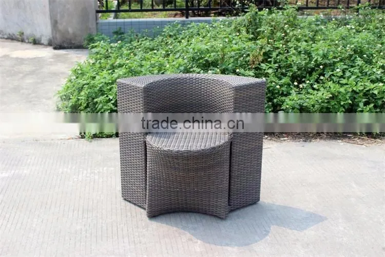 Round patio dining set with umbrella
