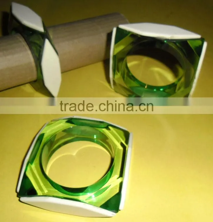 The fashion resin bangle with flowers