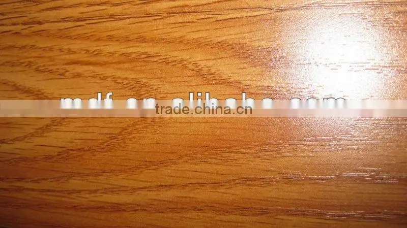 Deep synchronized grain surface laminate floor