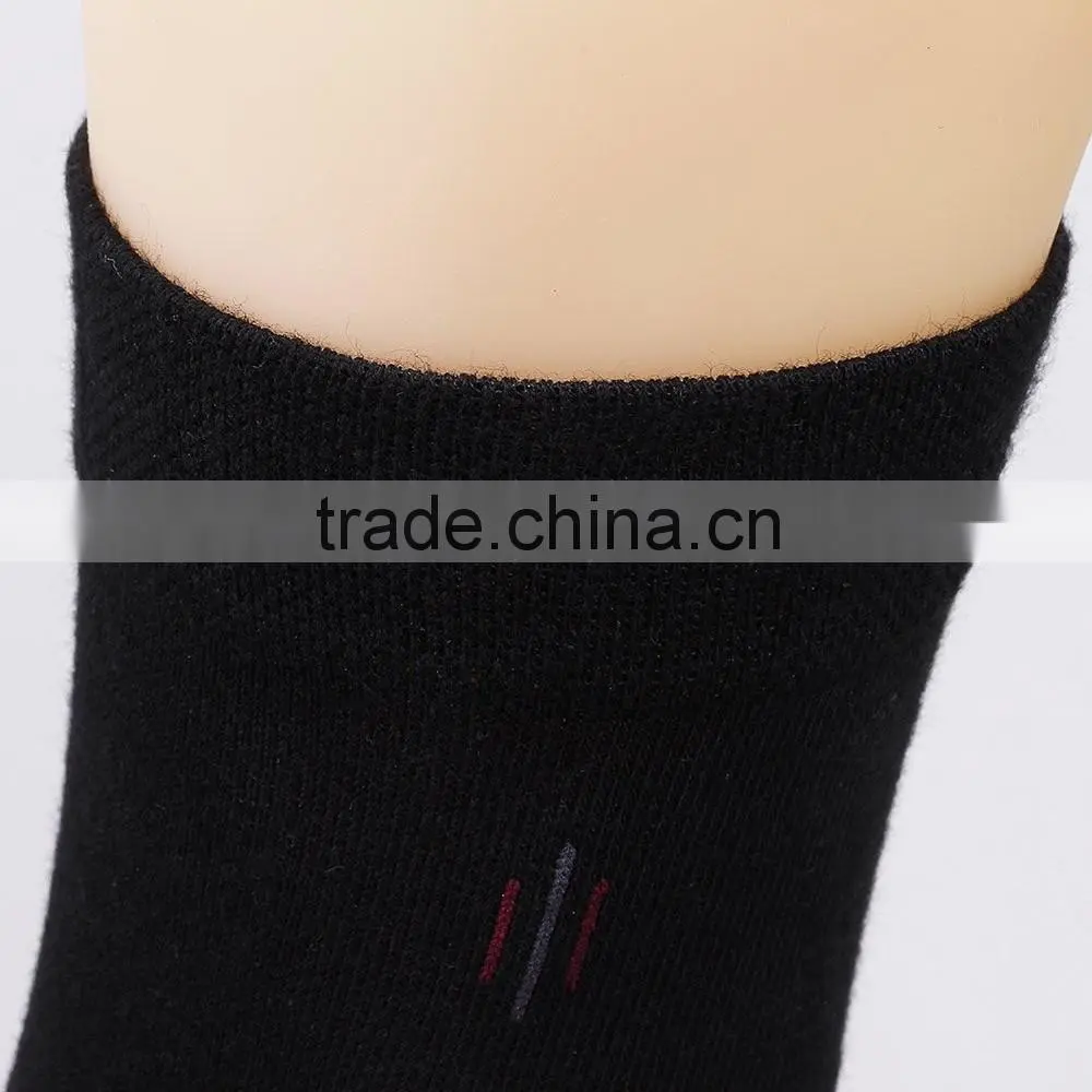 2016 Wholesale Absorbency and permeab New design solid color men dress socks