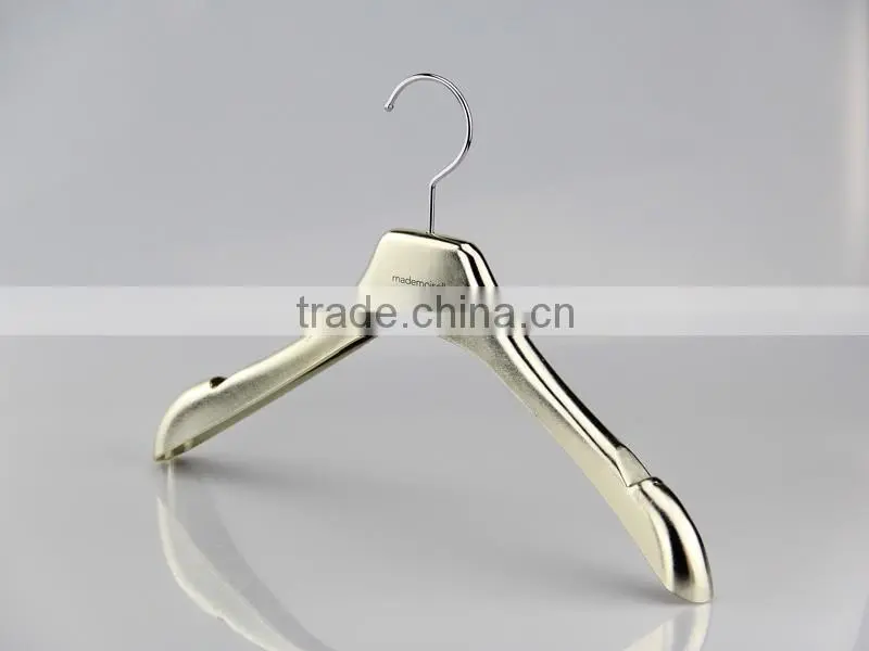2016 fashion plastic electronic plated hanger with antislip notch