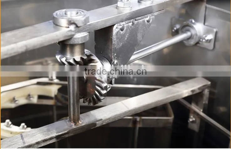Automatic turn over honeycomb honey extracting machine