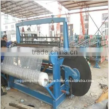 Crimped wire mesh weaving machine