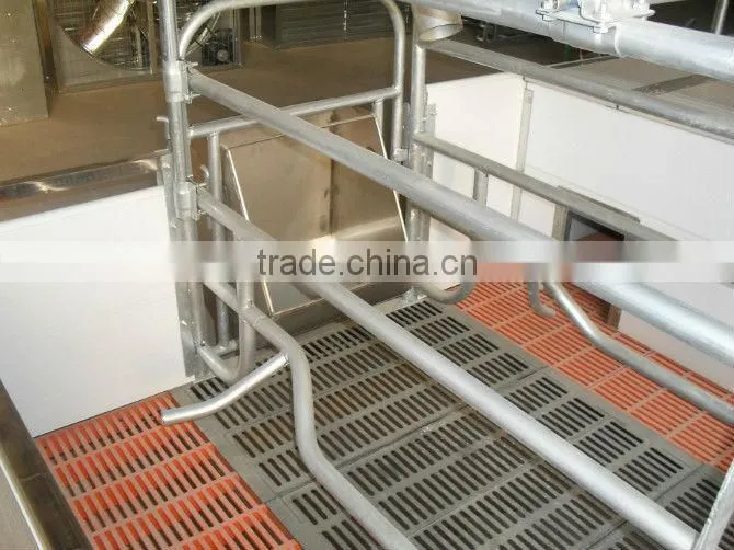 Adjustable farrowing crate for pig raising