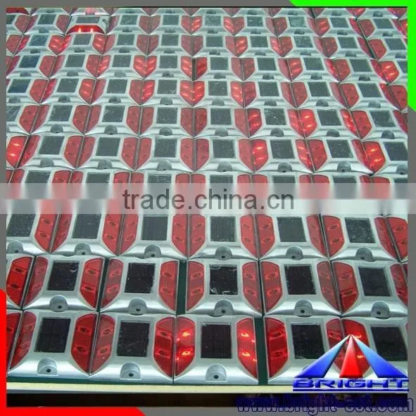 High quality flashing LED solar road marking studs,solar LED step light dark caution road stud