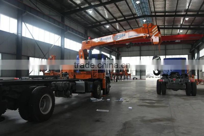 hand operated lifting equipment on truck, Model No.:SQ12S4, 12ton truck crane with telescopic booms.