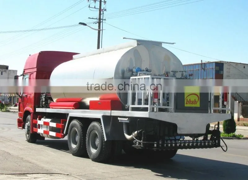 SINOTRUK HOWO 12000L bitumen distributor paving truck for sale