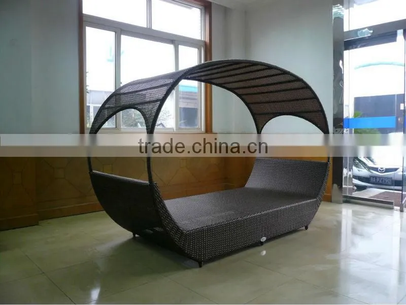 Rattan daybed with canopy