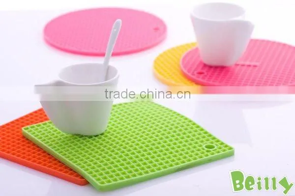 2013 the most famous popular fashion design smart silicone cup mat