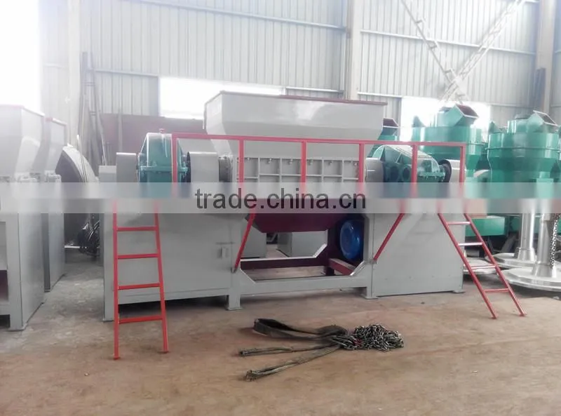 Plastic shredding machine with large capacity