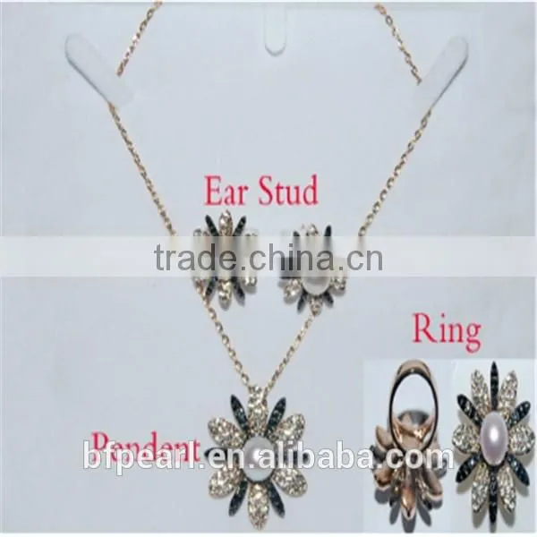 Flower Design with 12mm Freshwater Pearl and Diamond Set