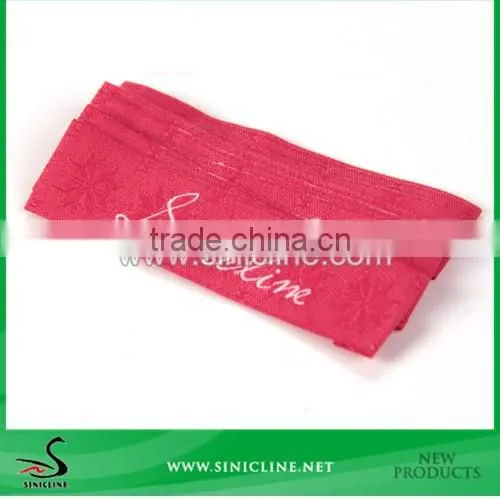 Sinicline design weaving technics damask clothing red woven label for garment