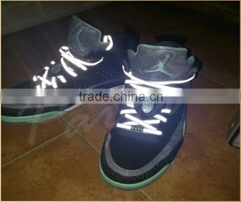 Clubbing 3M light reflective shoe laces reflects light in the dark