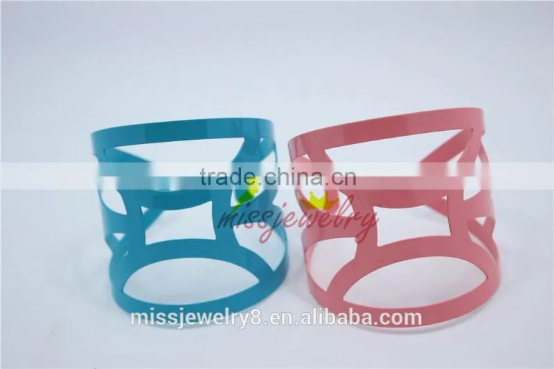 Fashion Cuff Bracelets for Women with Hollow out Blue&Pink Color Irregular Pattern Bangles Bracelet for 2016 New Intrend style