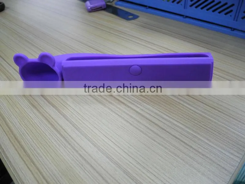 2013 hot sell basketball shape silicone mini speakers for mobile phones
