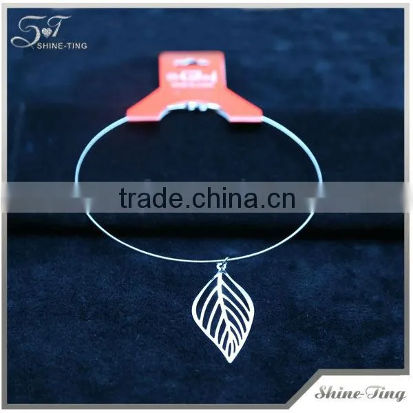 concise steel wire choker necklace with leaf shaped metal pendant for women