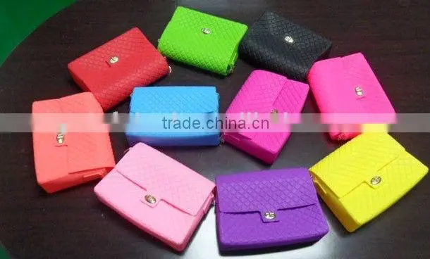 Round shaped button and metal chain silicone bag