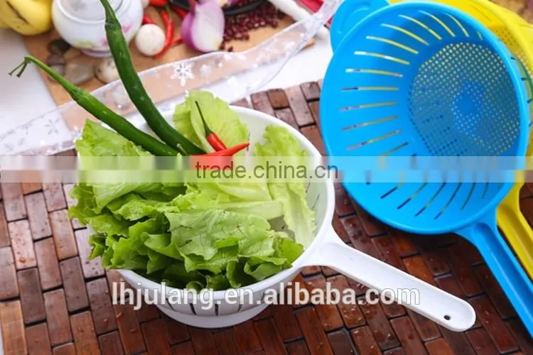 New design plastic vegetable strainer/Kitchen plastic strainer with handle/plastic colander with handle