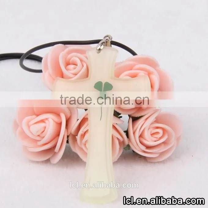 Cross pendant clover religious necklace, hot sale glow in the dark necklace