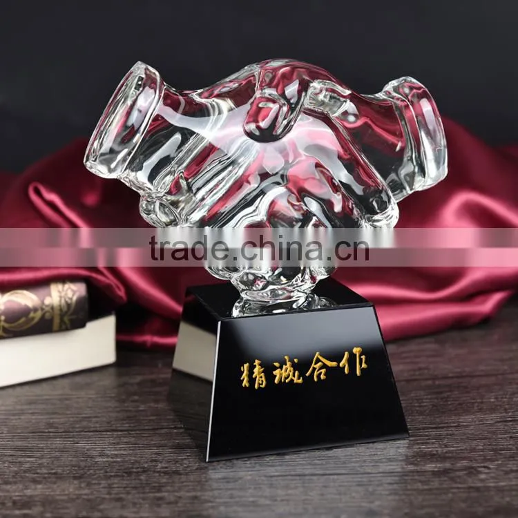 Jingyage top quality k9 crystal handshake trophy company souvenir crystal trophy business award gift crystal