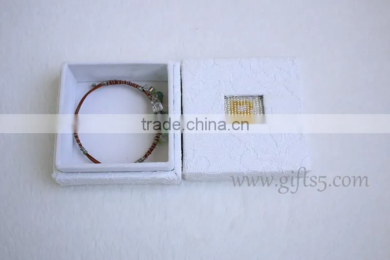 Luxury jewelry packaging box with beaded name plate of B