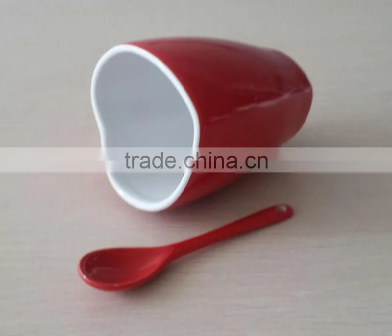 Factory bulk sale gift ceramic heart shape mug with spoon in handle
