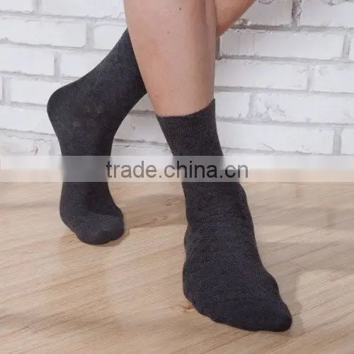 2016 Wholesale New design solid color men dress tube socks making machine
