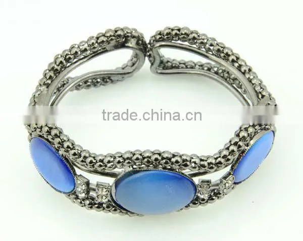 charm bracelet, bead bracelet