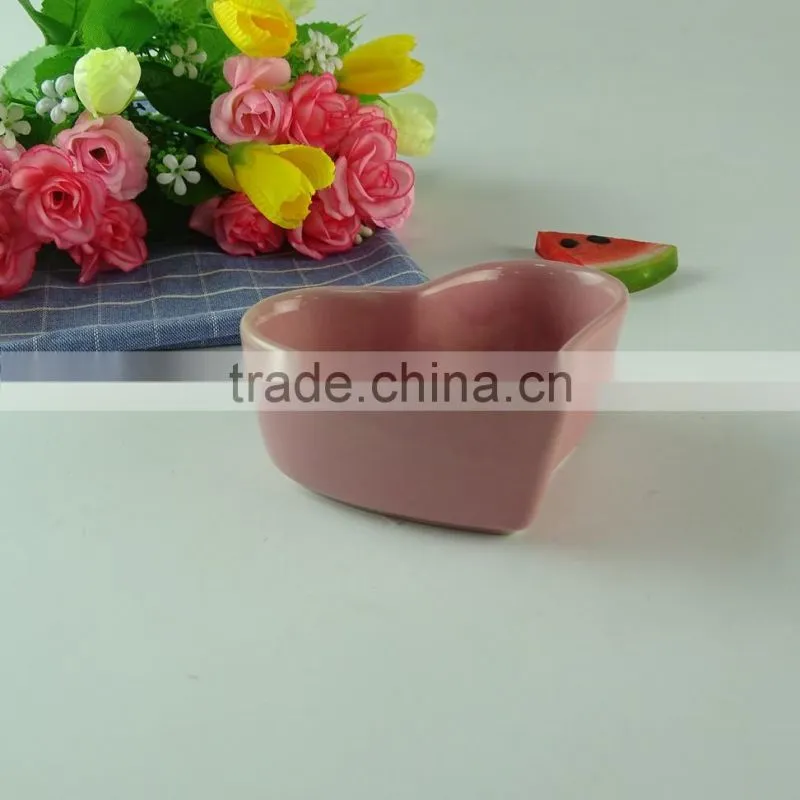 Chaozhou Supplier stocked glazed love shape porcelalin bowls household bowls