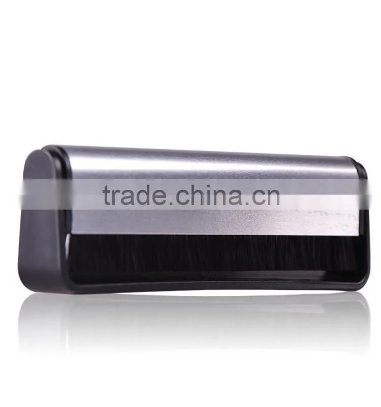 Carbon fiber velvet cleaning brush for vinyl records