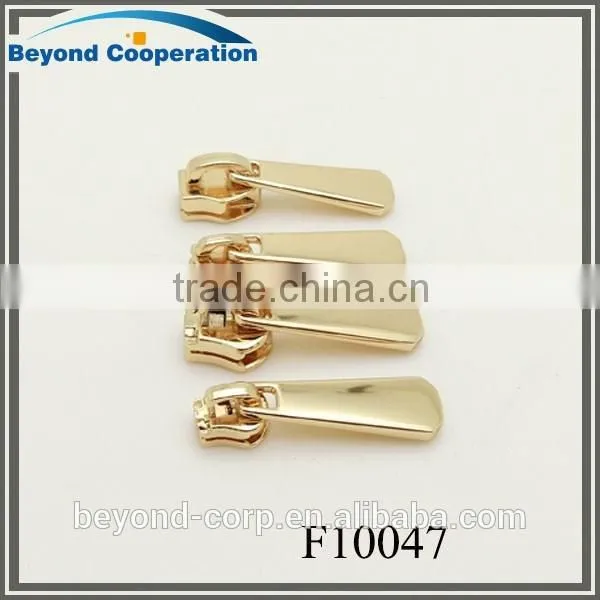 Zinc alloy zipper puller slider for plastic zipper