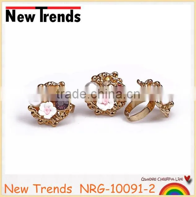 Fancy flower pearl gold ring designs with large crystal