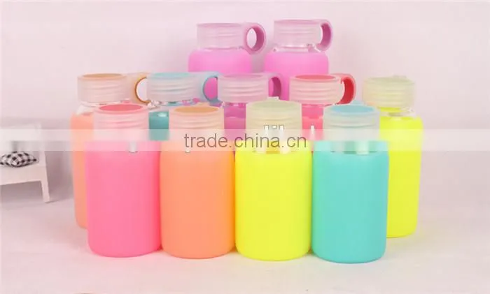 Factory low price of unbreakable silicate glass water bottle,anti heating slicone sleeve glass water bottle