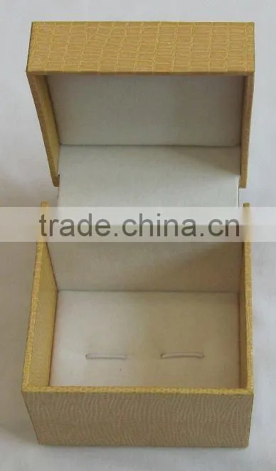 Square shape leatherette ring case