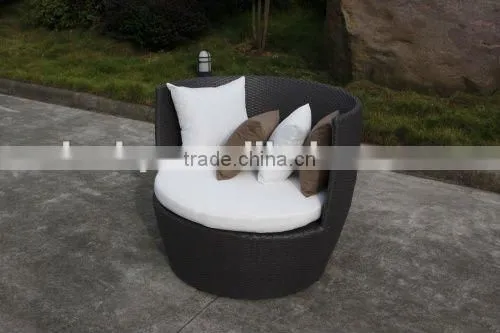 Rattan sunbed