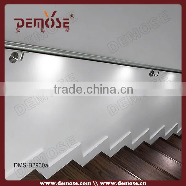 White baclony grill railing