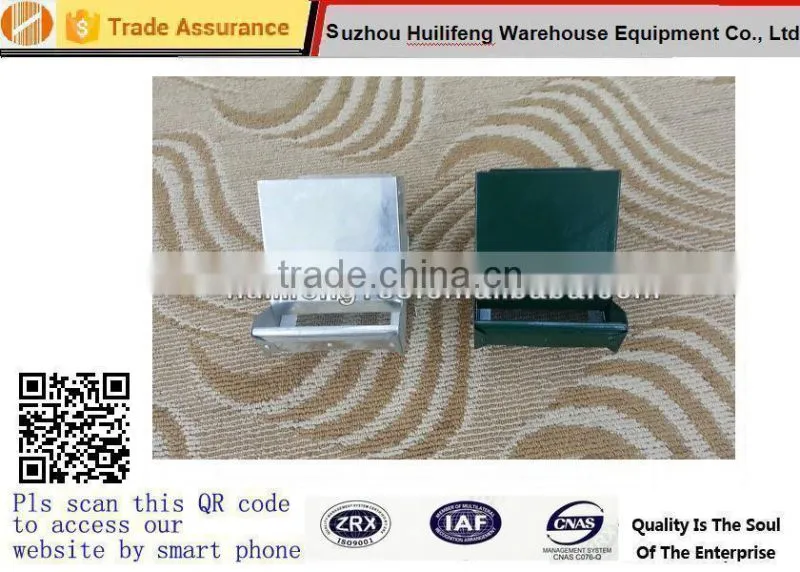 1.25 LBS metal hanging rabbit feeder 13X16.5X13CM