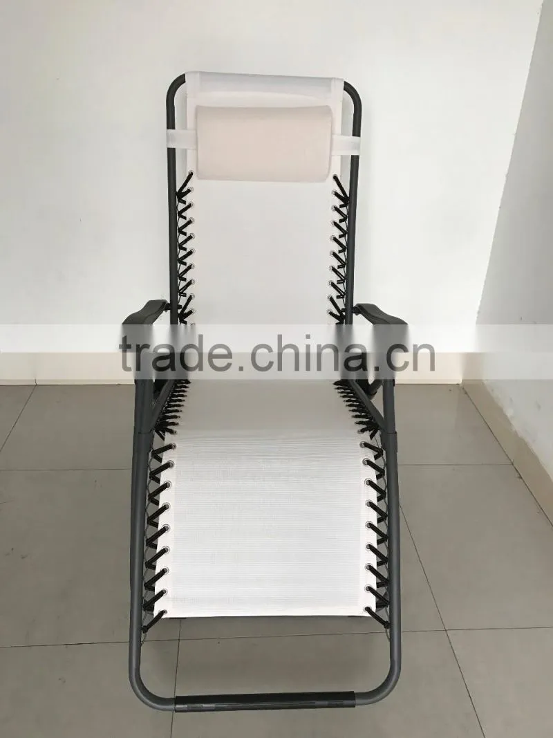 White Zero Gravity Chair Portable Folding Beach Chair with anthracite frame